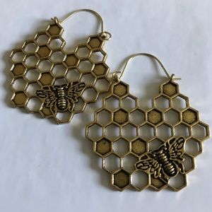 4/$15 Gold Toned Bee Earrings NWOT